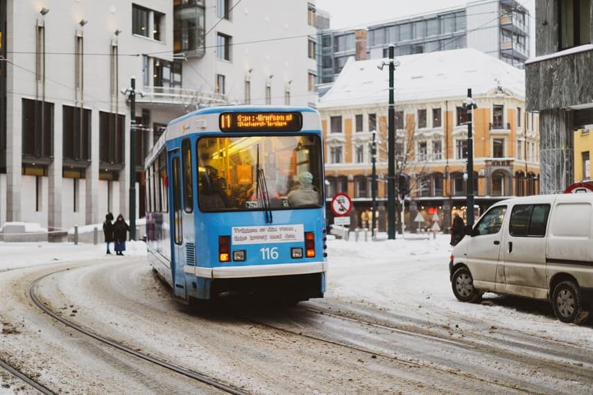 Click to enlarge Heavy snow has caused travel disruption in Oslo