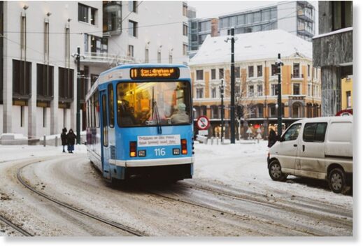 Click to enlarge Heavy snow has caused travel disruption in Oslo