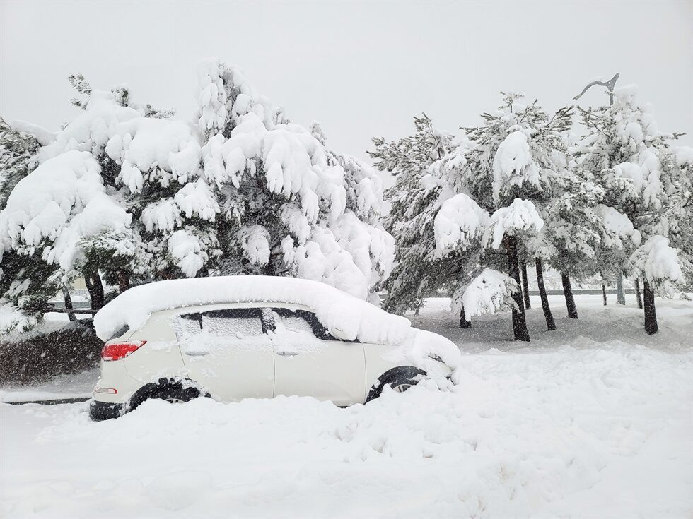 A car stopped near Misiryeong Tunnel near Sokcho, Gangwon Province, is covered with snow, Sunday.