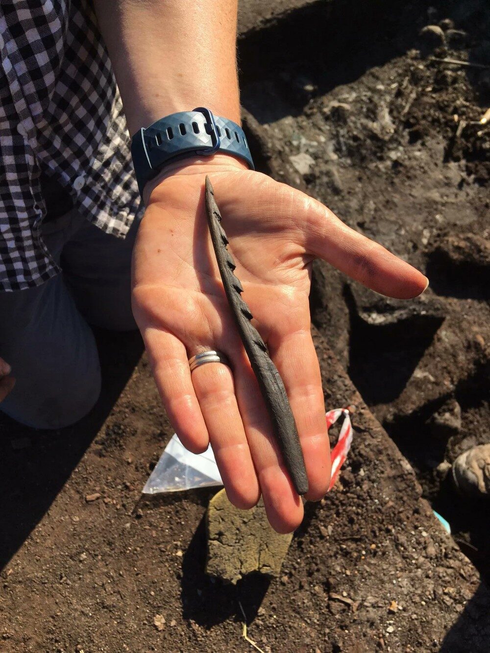 Click to enlarge A barbed antler point.