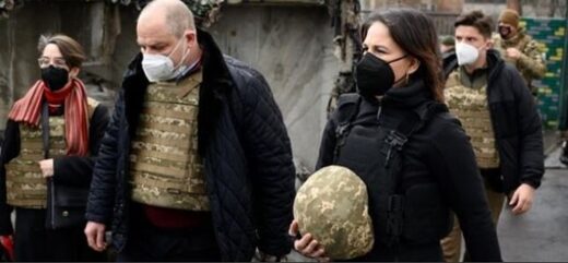 Annalena Baerbock (right) with Ukrainian military escort in the Donbass.