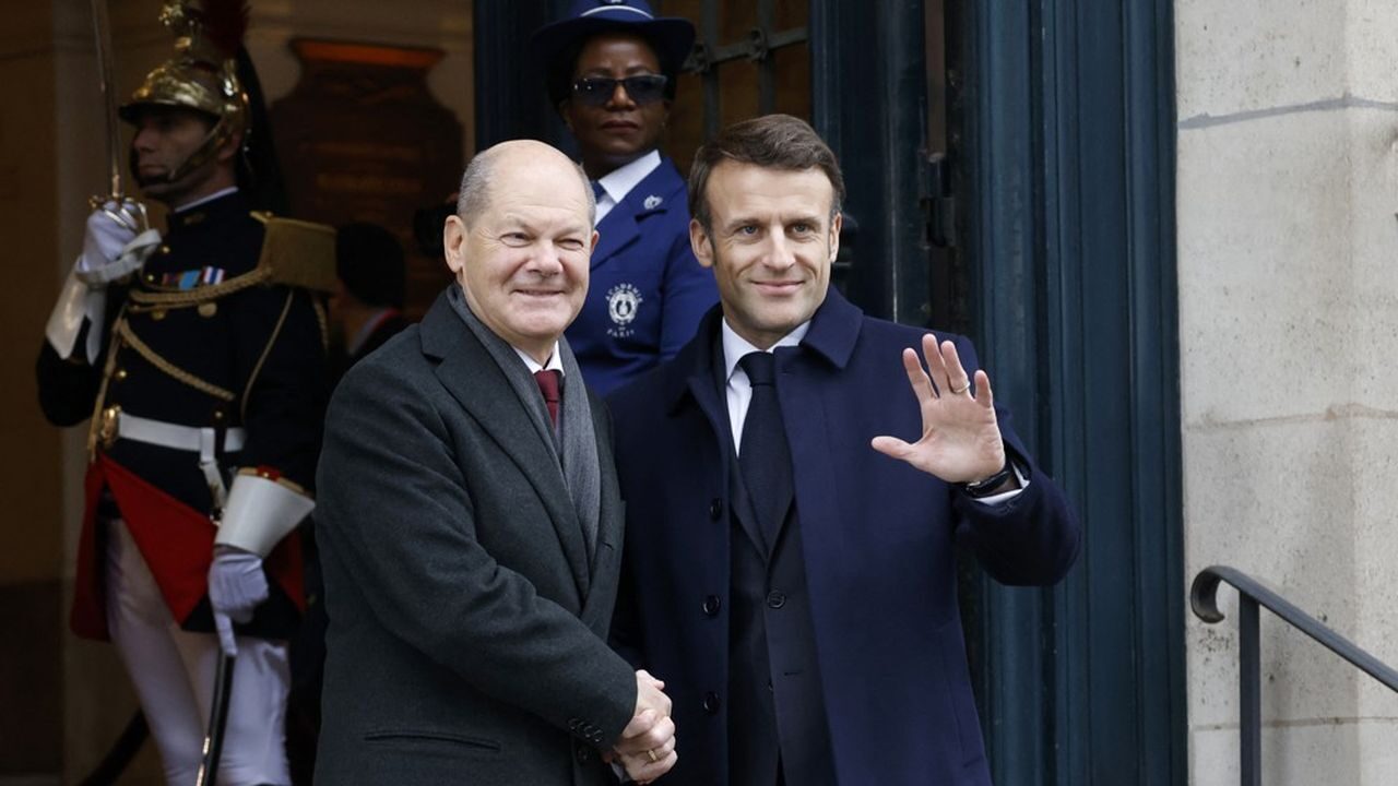 France’s President Emmanuel Macron (R) with German Chancellor Olaf Scholz