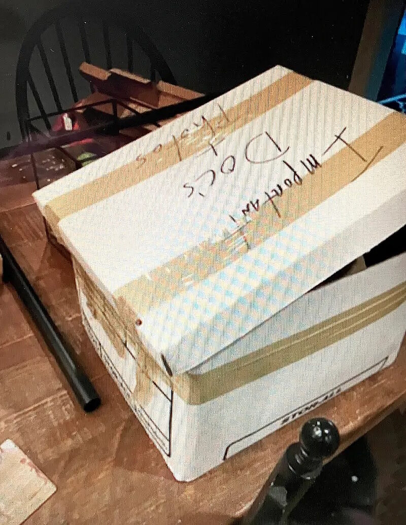 Click to enlarge hunter laptop photo biden classified documents