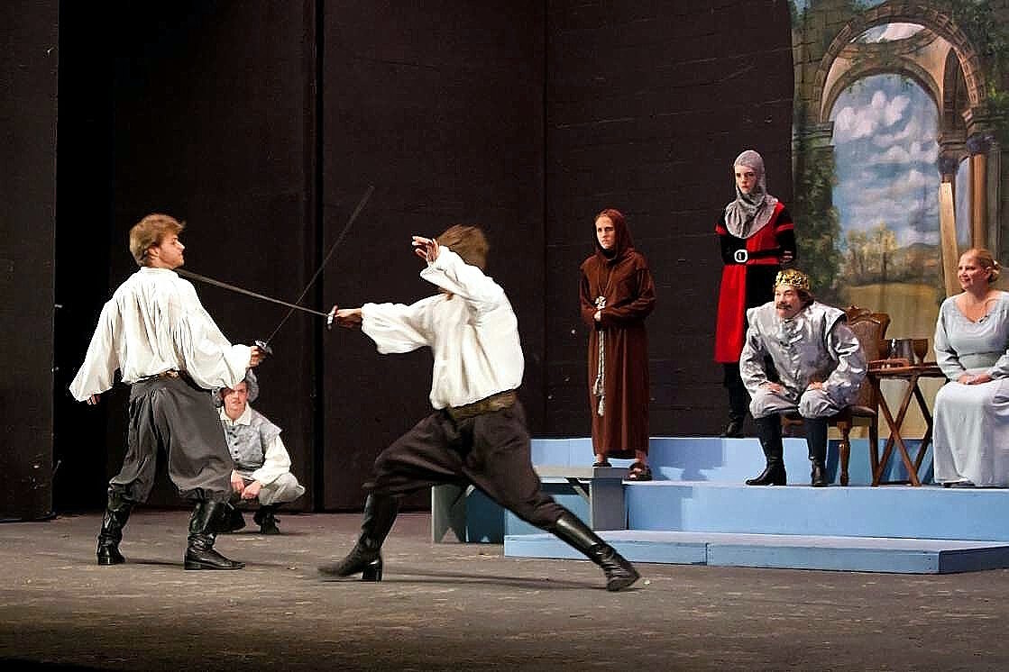 hamlet sword fight play