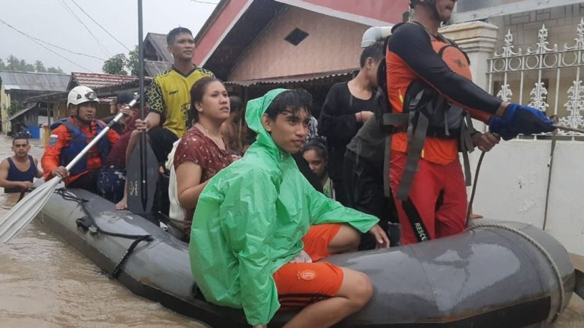 Basarnas Manado evacuated flood victims.
