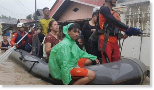Basarnas Manado evacuated flood victims.