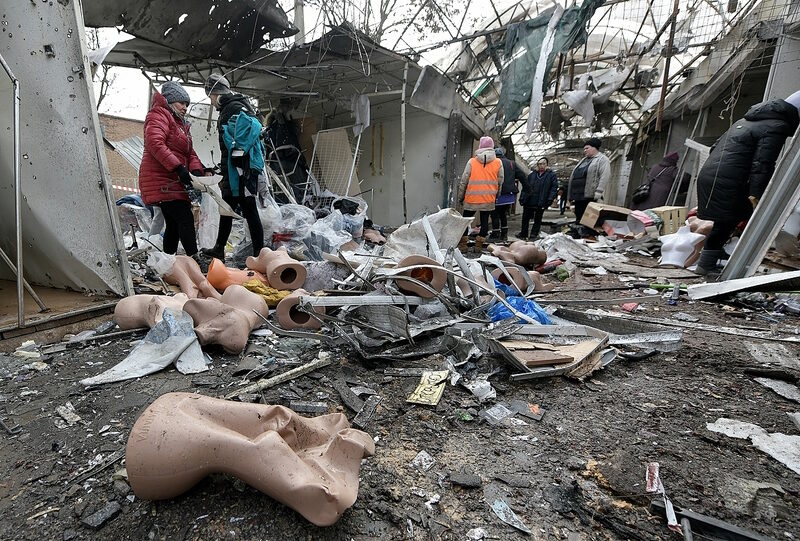 Click to enlarge aftermath shelling donetsk bomb
