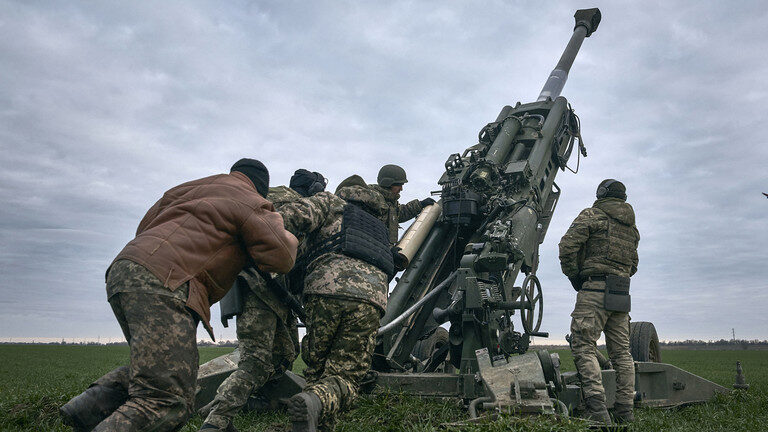Click to enlarge Ukrainian soldiers prepare a U.S.-supplied M777 howitzer