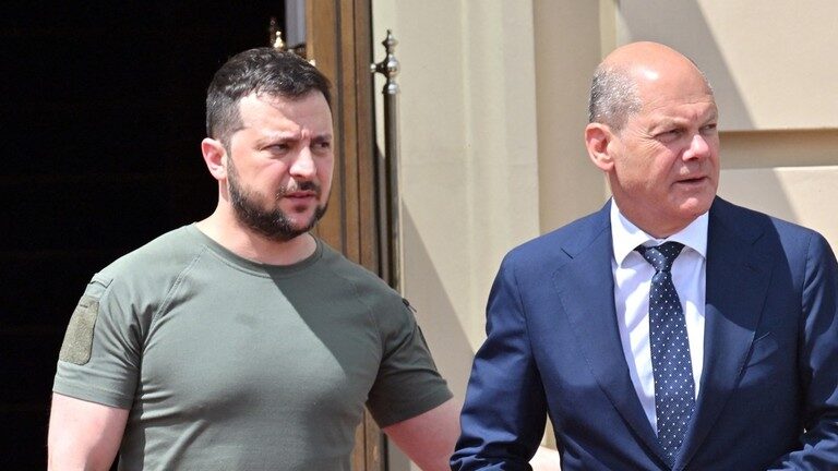 Click to enlarge Ukrainian President Vladimir Zelensky and German Chancellor Olaf Scholz