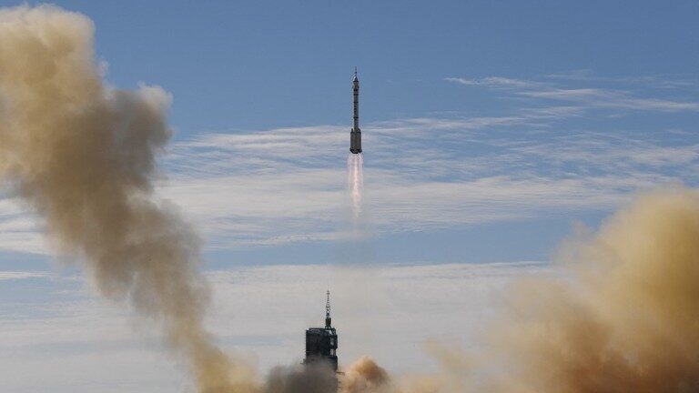 Click to enlarge Long March-2F rocket, Jiuquan Satellite Launch Centre