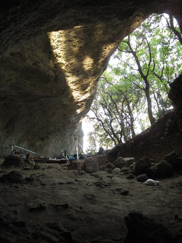 Click to enlarge cave Grotte Mandrin early humans europe