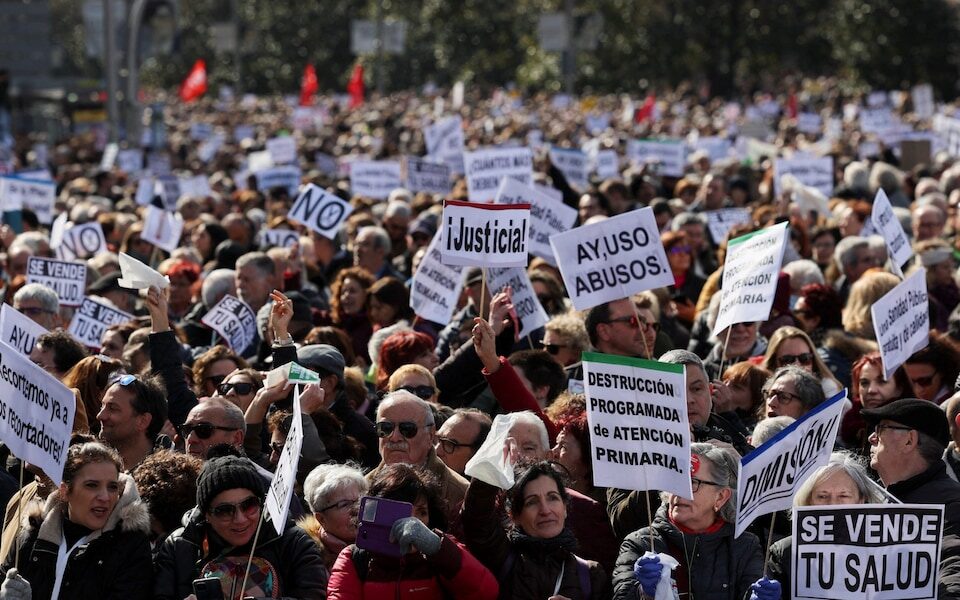 Click to enlarge spain protest public health care Díaz Ayuso