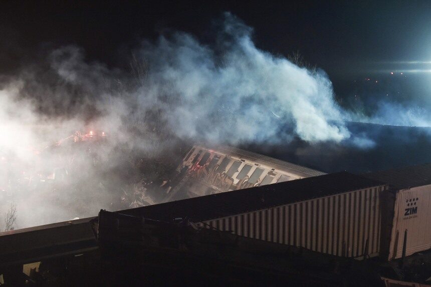Click to enlarge head on train crash greece