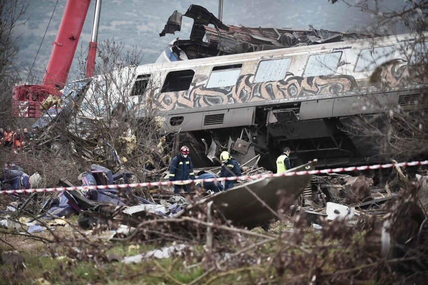 Click to enlarge train crash greece