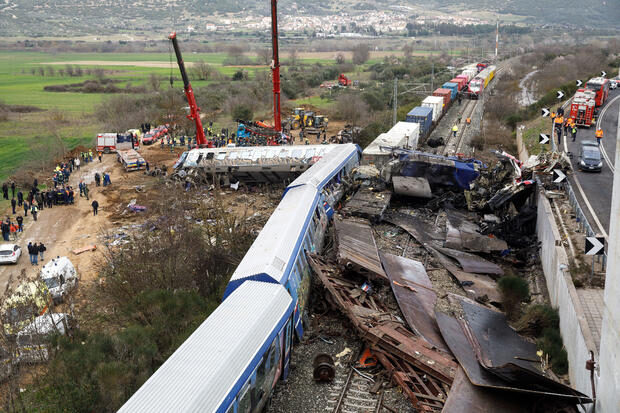 Click to enlarge train crash greece