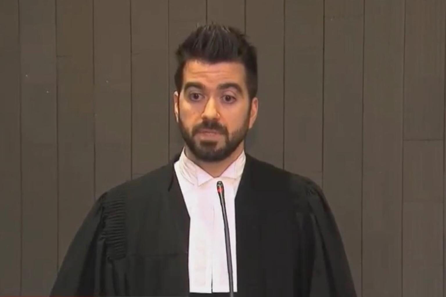 Click to enlarge canada judge middle finger