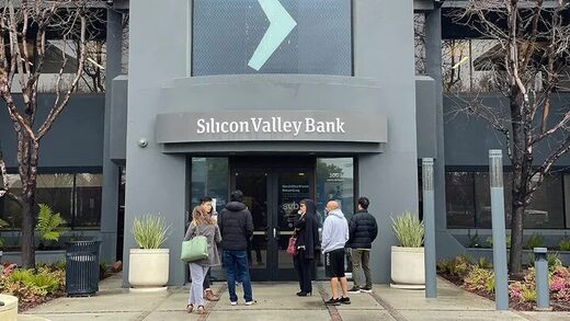 People line up outside of the shuttered Silicon Valley Bank