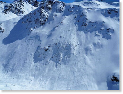 Click to enlarge The enormous size of Wednesday’s fatal avalanche can be seen in comparison to Monday’s picture.