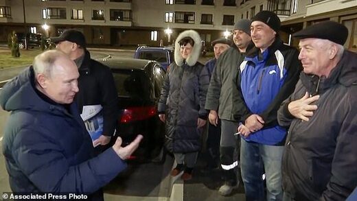 Click to enlarge putin meets locals mariupol