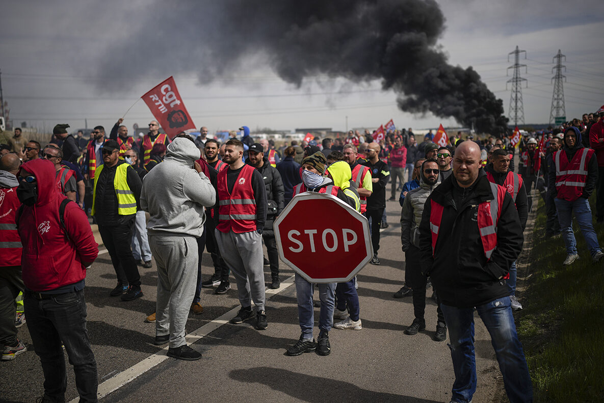 Click to enlarge france protest oil worker