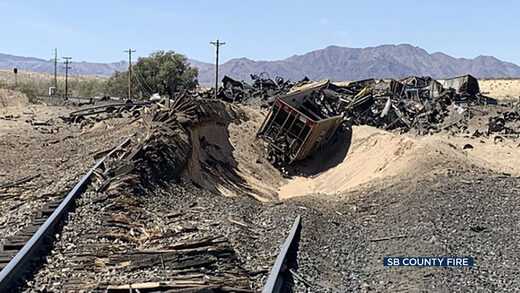 Click to enlarge trail derailement in Mojave desert