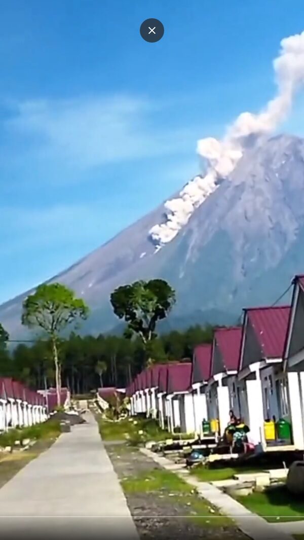Pyroclastic density current from Semeru