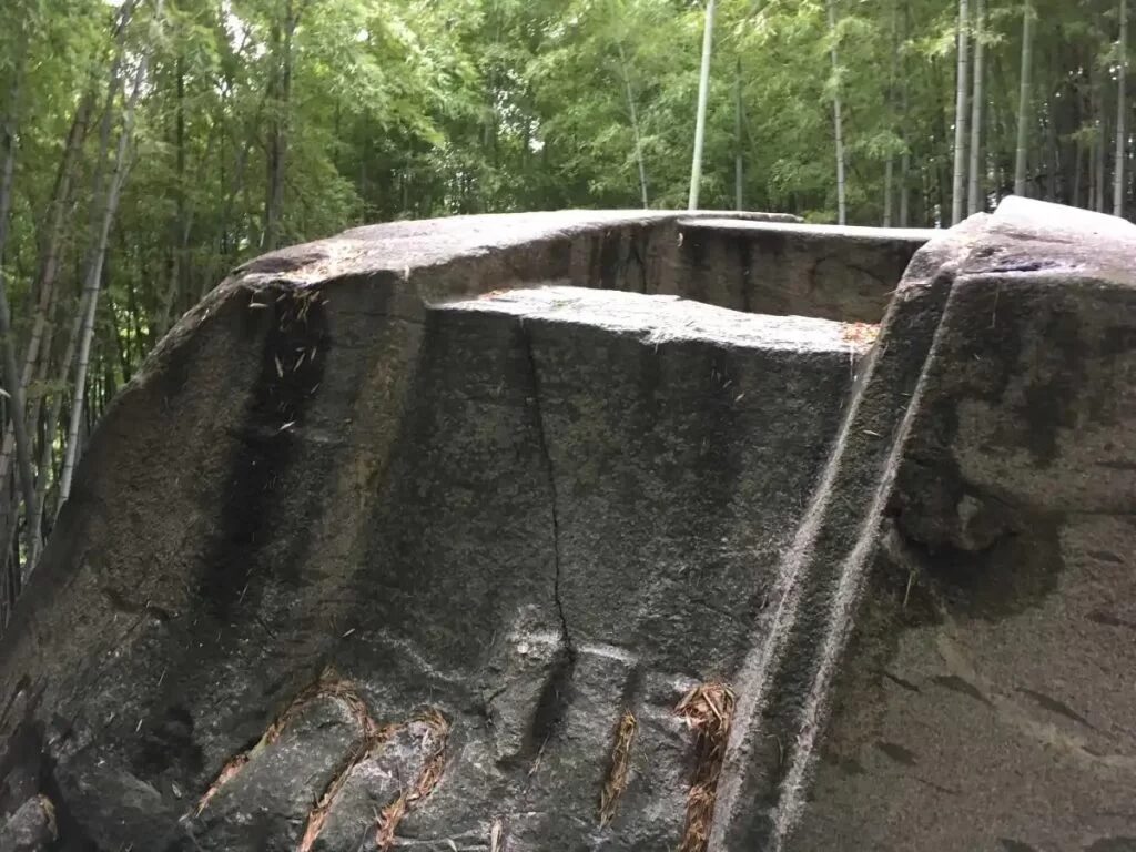 Japan Monolith