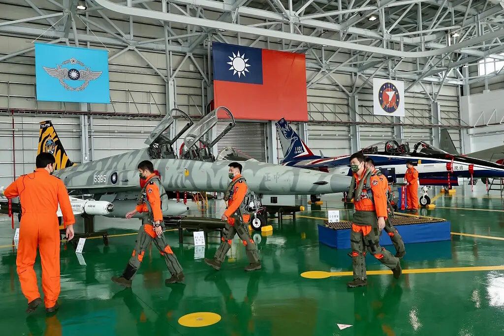 Click to enlarge taiwan air force planes hanger pilots