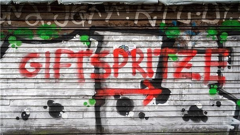 Click to enlarge anti vaccine grafitti germany