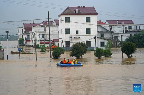 Click to enlarge Rescuers carry out rescue operations in Shangshan village of Licun township, Fengcheng city, East China's Jiangxi province, May 6, 2023.