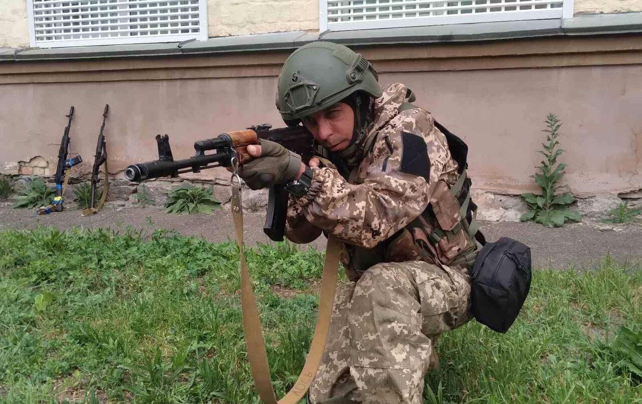 Click to enlarge ukraine soldier