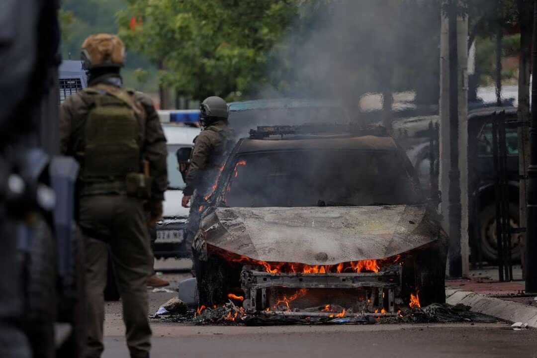 Click to enlarge kosovo protest car