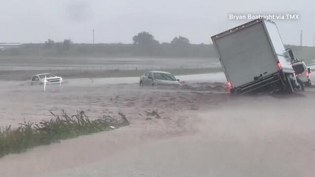 Flash floods inundate Texas highway