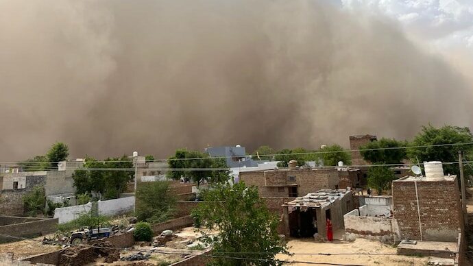The dust storm was followed by rains and mud, due to which life was affected.
