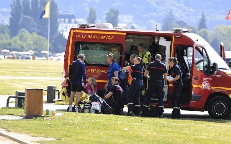 Click to enlarge france ambulance
