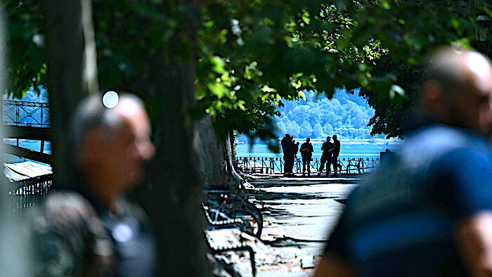 Click to enlarge guys confer