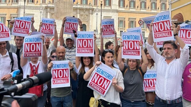 Click to enlarge protest italy surrogacy