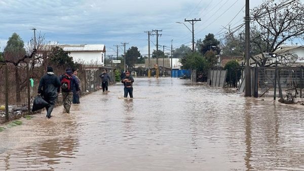 According to the Chilean authorities, the rains and floods have left at least 419 homeless, 1,002 sheltered and 2,759 people isolated.