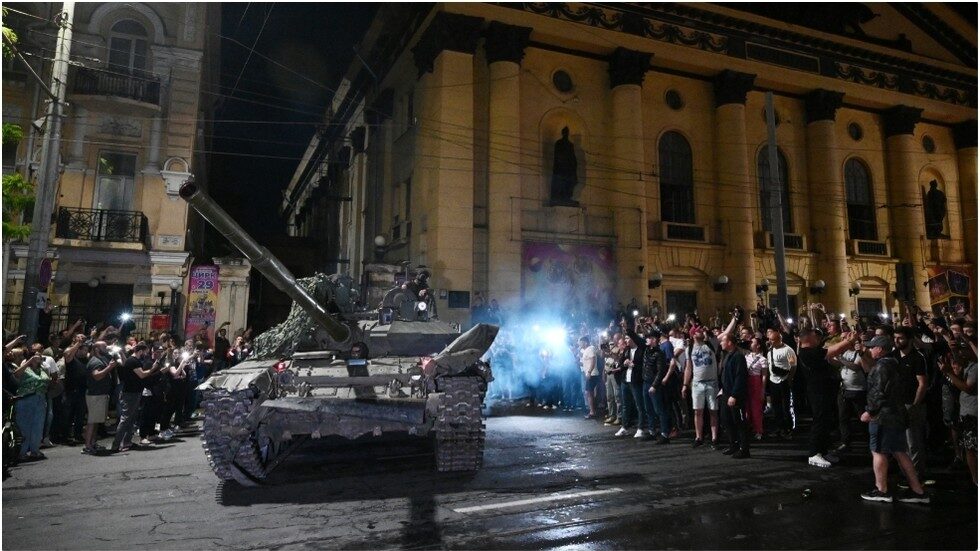 Click to enlarge tank in Rostov-on-Don wagner coup
