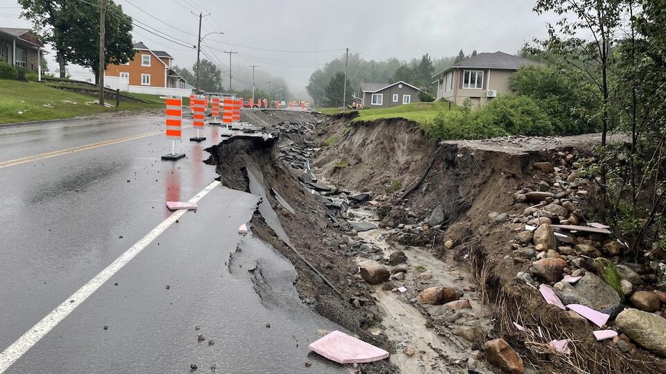 Route 170 collapsed at Rivière-Éternité.