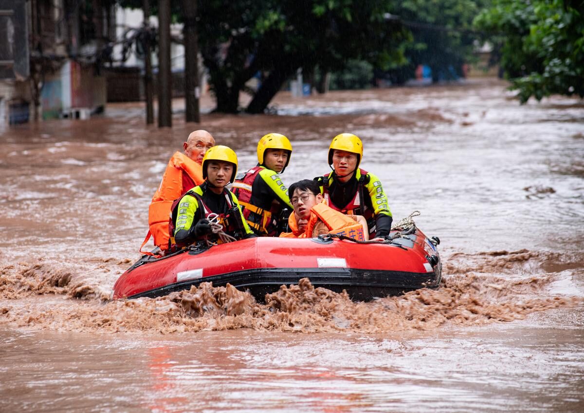 Click to enlarge Rescue workers evacuate stranded residents