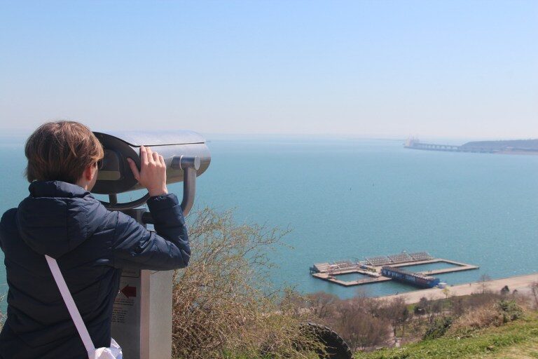 man telescop harbor
