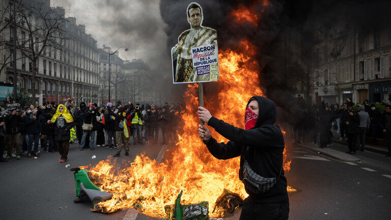 Click to enlarge French protester, Macron placard, Macron protest