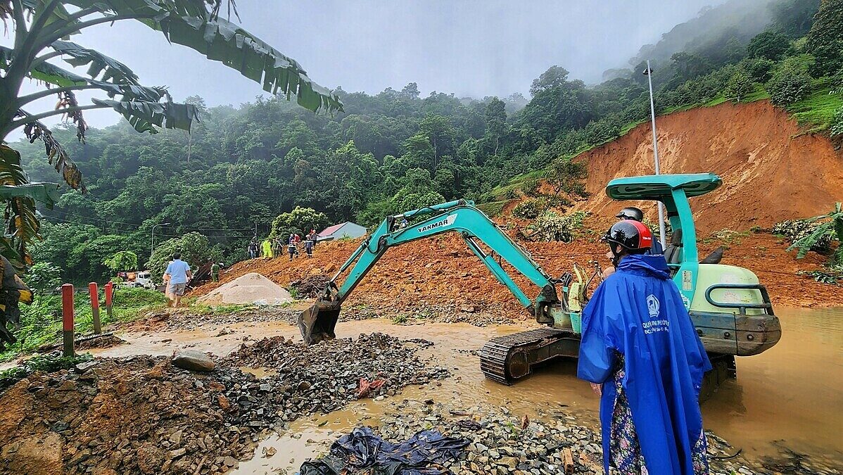 Search and rescue forces at the spot where a landslide buried a police station in Lam Dong Province on Sunday.