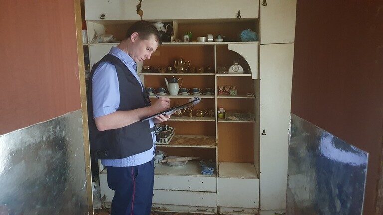 Click to enlarge Russian investigator, village of Smolino, woman held for 14 years