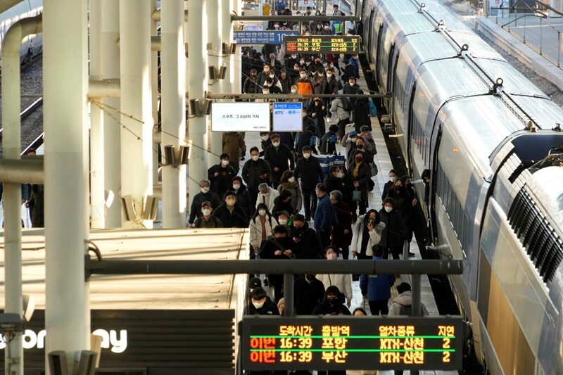 Click to enlarge South korea train