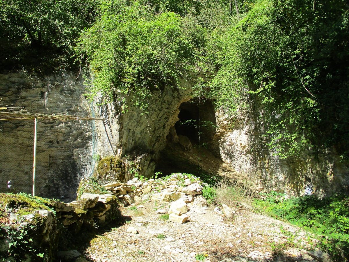 Grotte du Renne cave