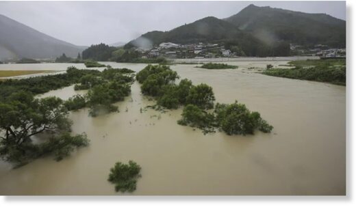 Click to enlarge A swollen river as Typhoon Lan makes landfall in Shingu City, Wakayama Prefecture on Tuesday.
