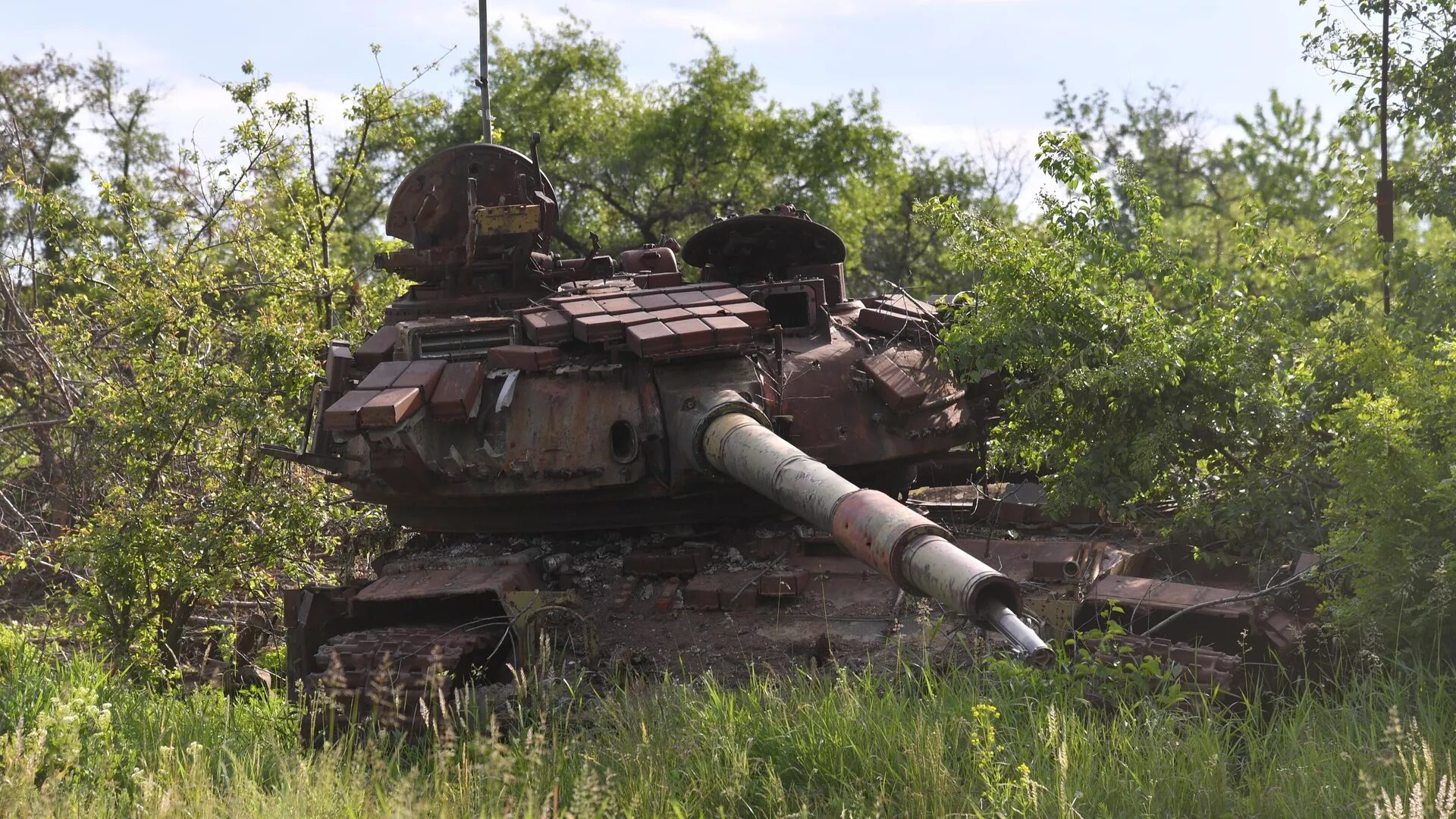 Click to enlarge destroyed ukraine tank