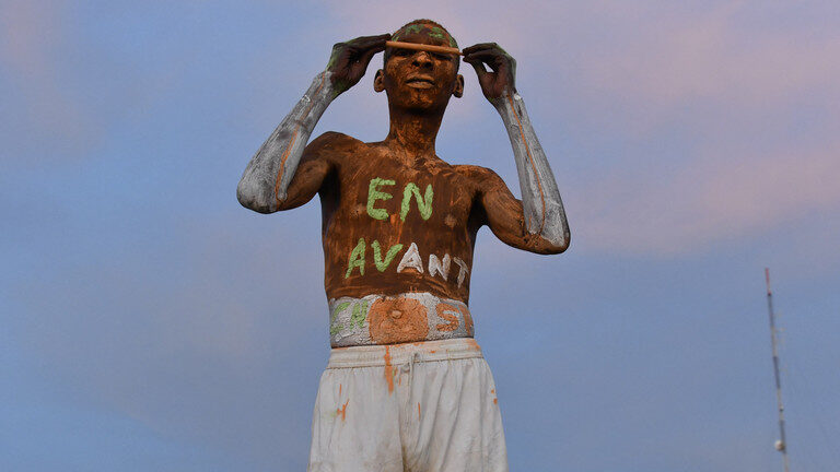Click to enlarge Niger protest supporter